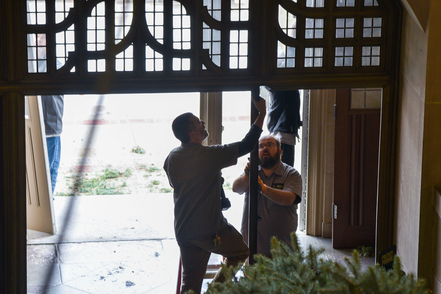 11/28/22 PMU Christmas tree arrives from Lafayette, workers put the doors back on